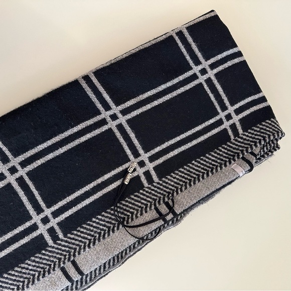 Marc New York (Andrew Marc) | Black, Grey/White Plaid Wrap / Shrug | One Size - Picture 5 of 14